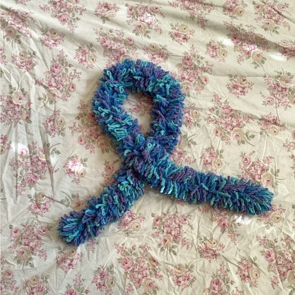 Fun velour knit scarf - Picture 2 of 2